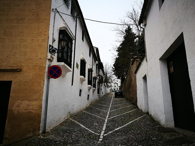 Foto calle en medio de edificios contra el cielo