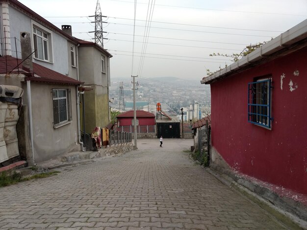 Foto calle en medio de edificios contra el cielo