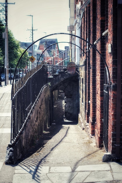 Foto calle en medio de edificios contra el cielo