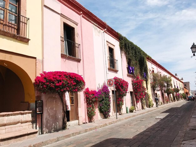 Foto calle en medio de edificios contra el cielo