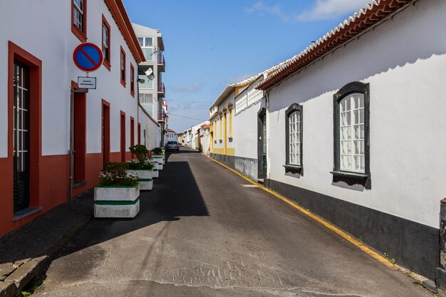 Foto calle en medio de edificios contra el cielo