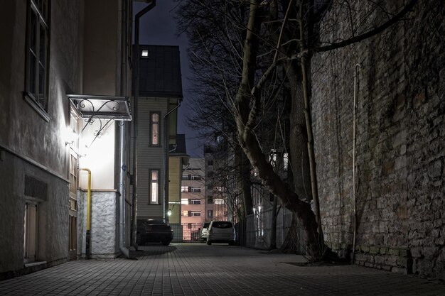 Foto la calle en medio de los edificios por la noche