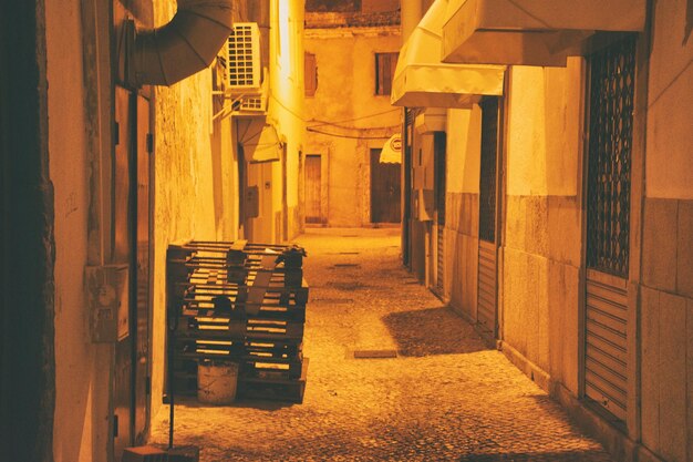 Foto calle en medio de los edificios por la noche