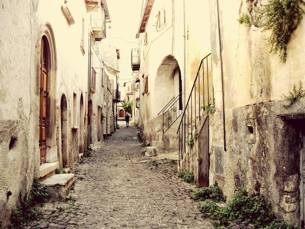 Foto calle en medio de los edificios