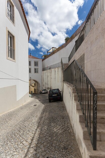 Foto calle en medio de los edificios