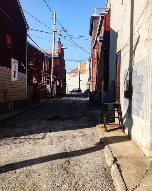 Calle en medio de los edificios