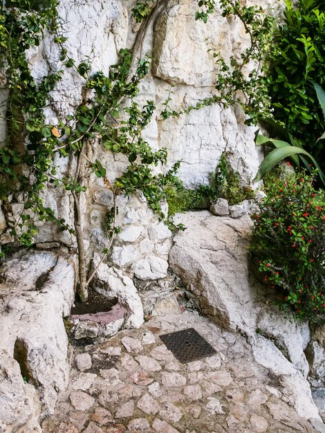 Calle de la montaña en la ciudad medieval Eze