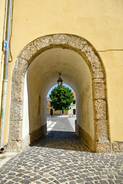 Foto una calle de montefredane, un pueblo en campania, italia