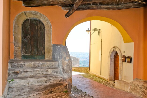 Foto una calle de montefredane, un pueblo en campania, italia