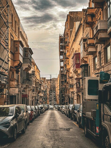 una calle con muchos coches estacionados en el lado de ella