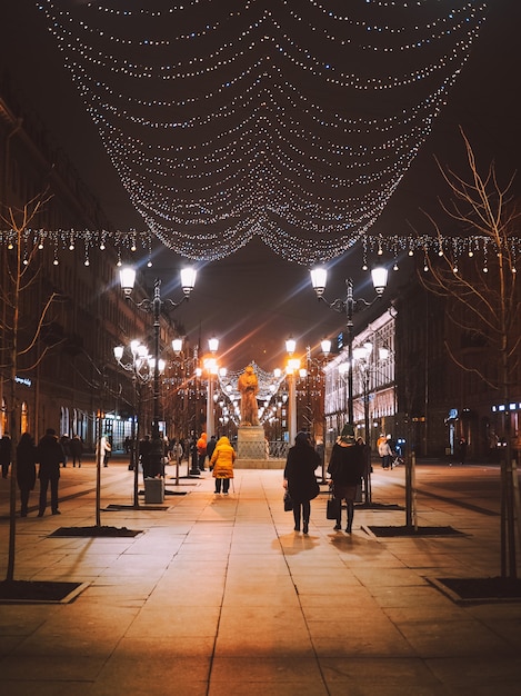 Calle de Navidad San Petersburgo, adornos en todas partes, luces, árboles de Navidad, decoración