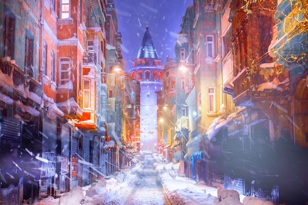 Foto una calle nevada con un edificio en el fondo y un edificio cubierto de nieve en el fondo