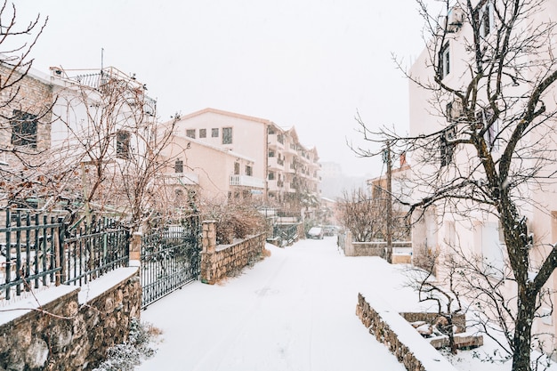 Calle en la nieve un raro fenómeno de nieve en la costa en bud