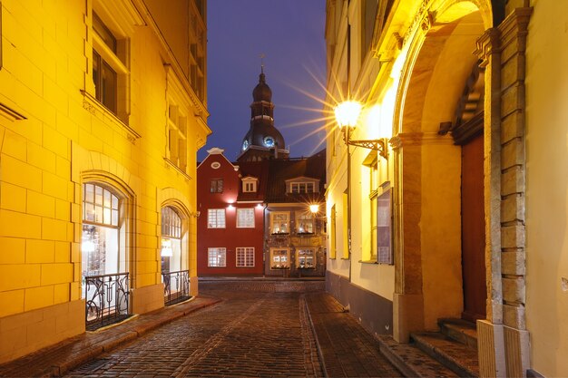 Calle nocturna en el casco antiguo de Riga, Letonia.