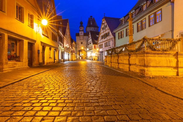 Calle nocturna con puerta y torre Markusturm en el casco antiguo medieval de Rothenburg ob der Tauber, Baviera, en el sur de Alemania