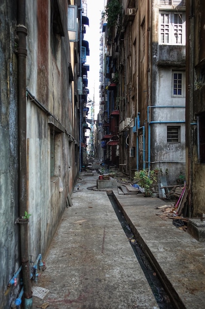 Foto una calle oscura y sucia en el barrio chino de yangon, birmania.