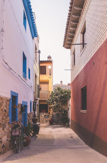 Calle con paredes azules y rojas