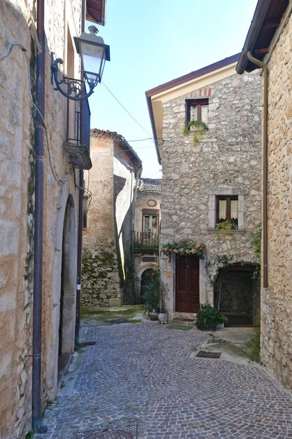 Foto una calle en pastena, un pueblo medieval en lazio, italia