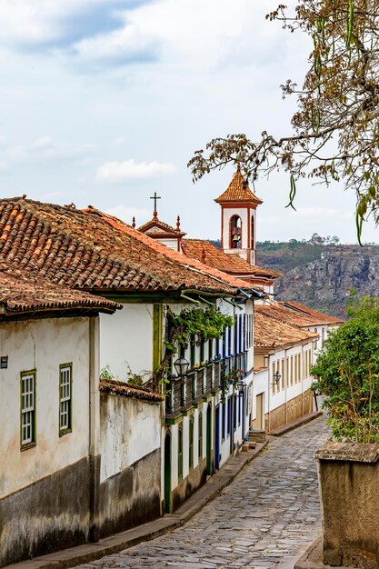 Calle pavimentada en la ciudad de Diamantina con sus casas y balcones de estilo colonial