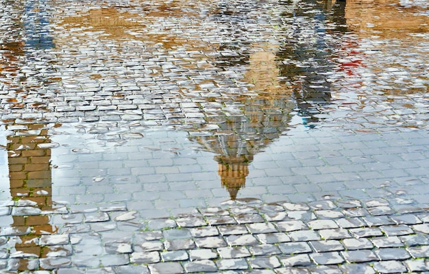 Calle pavimentada de ladrillos de adoquines en Roma