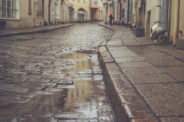 Calle pavimento de la ciudad vieja en día lluvioso