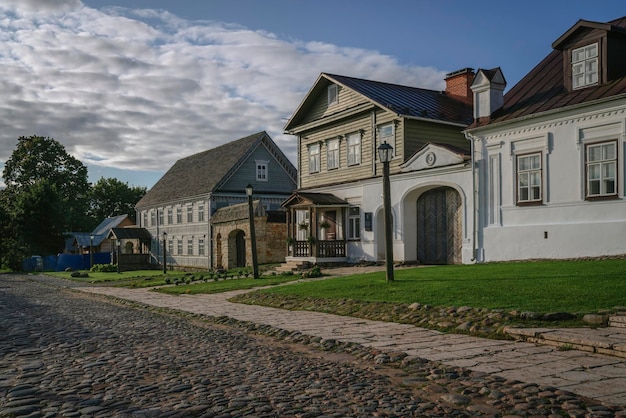 Calle Pechorskaya con antiguas fincas mercantes tradicionales Izborsk Pskov región Rusia