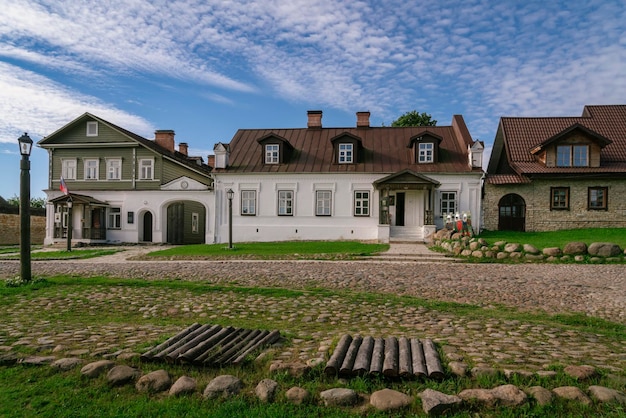 Calle Pechorskaya con antiguas propiedades comerciales tradicionales región Izborsk Pskov Rusia