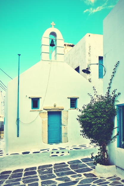 Calle y pequeña iglesia griega en Mykonos, Grecia. Estilo vintage