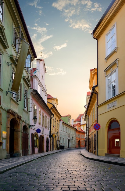 Calle en Praga en el distrito Stare Mesto al amanecer.