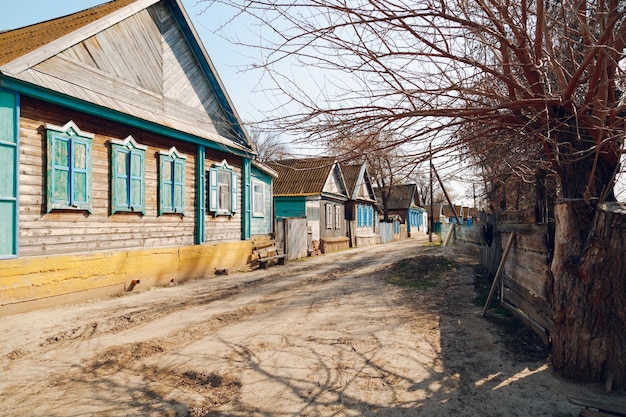 Calle del pueblo con casas de madera de un solo piso