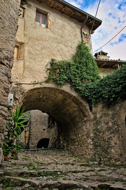 Una calle en un pueblo italiano abandonado cerca del lago garda