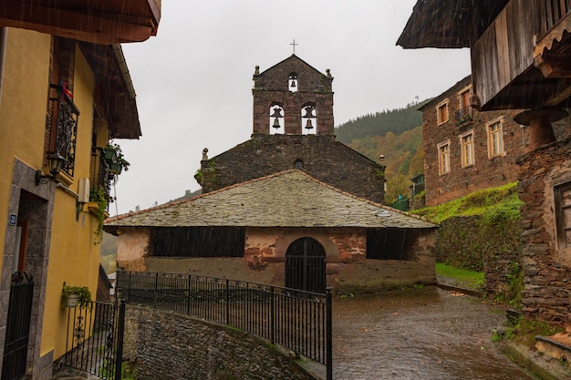 Calle del pueblo rural de San Emiliano en Asturias