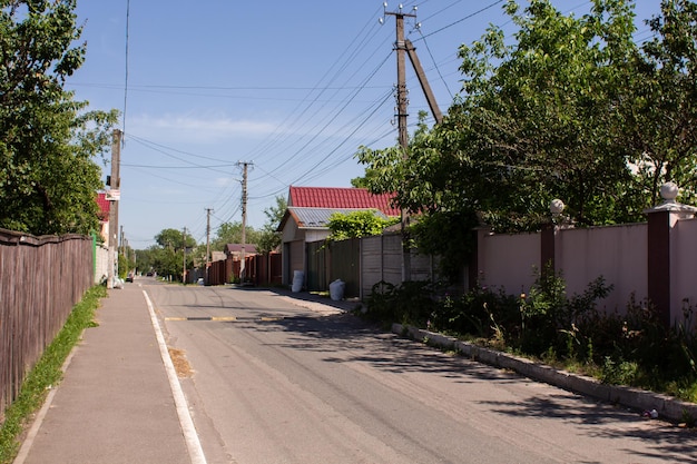 Calle en el pueblo en verano con un cielo azul