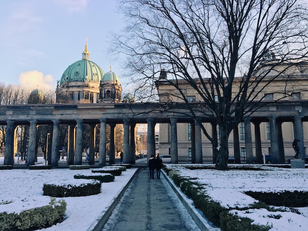 Foto calle que conduce a la catedral de berlín durante el invierno