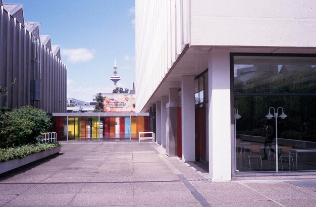 Foto calle que conduce a los edificios de la ciudad