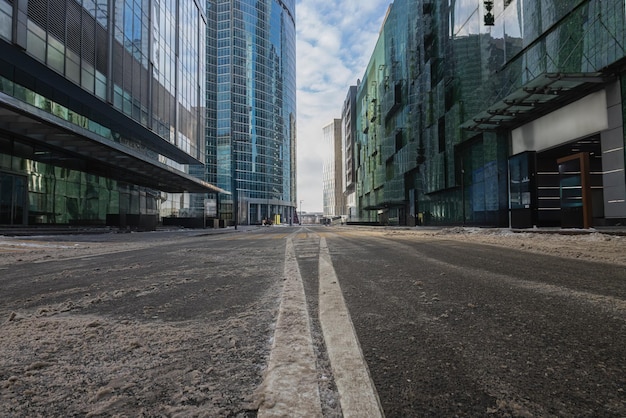 Foto una calle con rascacielos con marcas de carretera en invierno en la ciudad de moscú