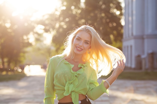 Calle retrato de una mujer alegre jugando con su cabello