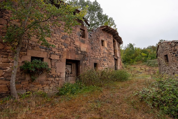 Calle rural de casas en ruinas en quintana olmos