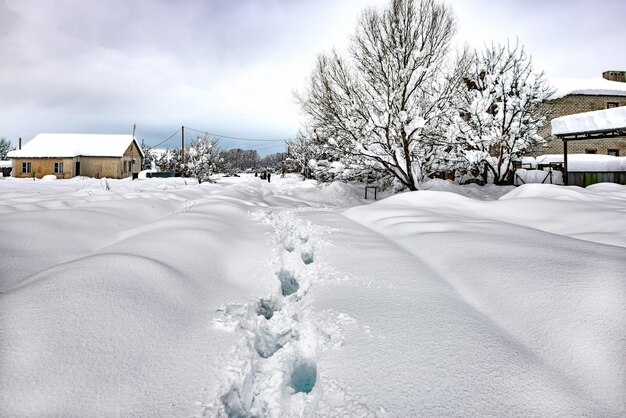 Calle rural cubierta de nieve fresca muy profunda