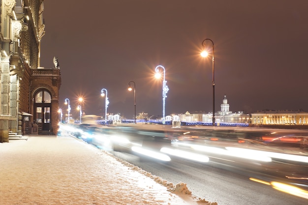 Calle de San Petersburgo con linternas brillantes y adornos para Navidad y año nuevo