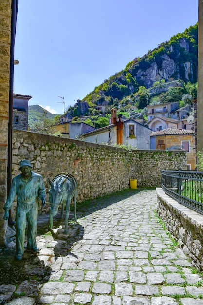 Foto una calle en sant'angelo le fratte, un pueblo en basilicata en italia