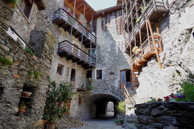 Calle Scarpatetti en la pintoresca y acogedora ciudad alpina de Sondrio Valtellina Italia