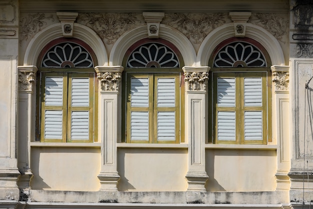 Foto calle sino-portuguesa arquitectura de muchos edificios en la ciudad de phuket