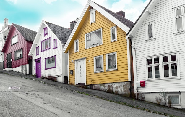 Calle en Stavanger con casas coloridas y acera