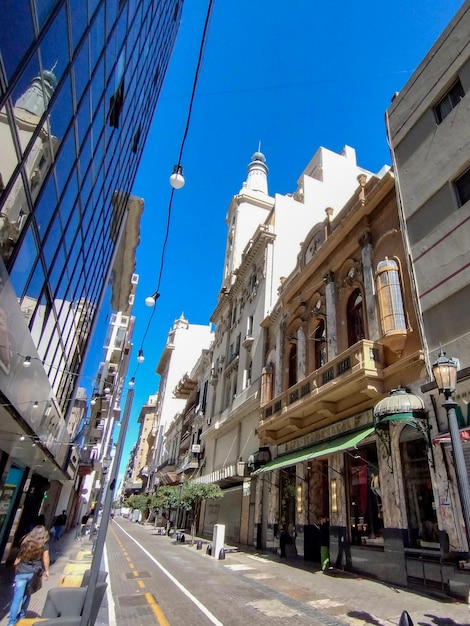 Calle Suipacha con sus cafés y cines