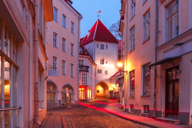 Calle de la tarde en el casco antiguo de Tallin, Estonia