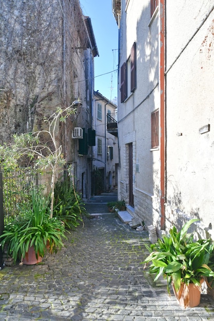 Una calle típica de una antigua ciudad turística en Lazio, Italia