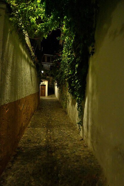 Calle típica y estrecha del barrio del albaicín