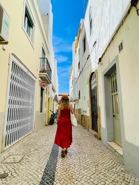 Una calle típica de Olhao, una ciudad de la región del Algarve, Portugal