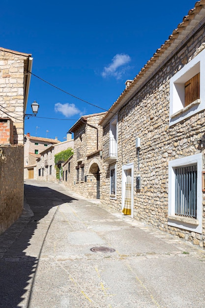 Calle típica con sus casas de piedra en Fuendetodos lugar de nacimiento del pintor español Francisco de Goya Zaragoza provincia Comunidad Autónoma de Aragón España